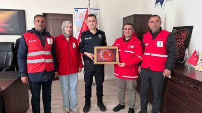 VAN (İHA) – Kızılay Muradiye Şube Başkanı Selçuk Yay, beraberindeki