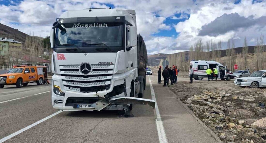 Bayburt’un Çalıdere köyü yakınlarında, Erzurum yolu üzerinde tırın otomobile arkadan