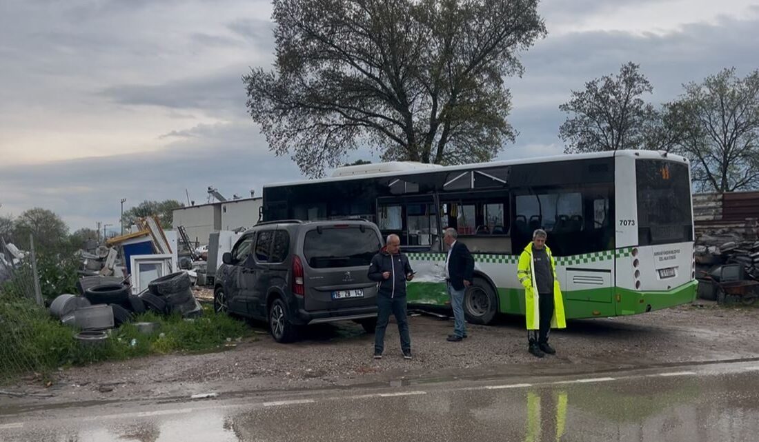 Bursa’da belediye otobüsü ile nakliyat kamyonunun çarpıştığı trafik kazasında 2