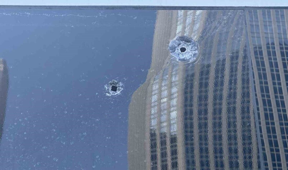 Beşiktaş Levent’te çıkan çatışmada kurşunların isabet ettiği servis araçları görüntülendi.