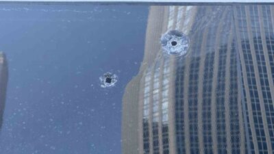 Beşiktaş Levent’te çıkan çatışmada kurşunların isabet ettiği servis araçları görüntülendi.