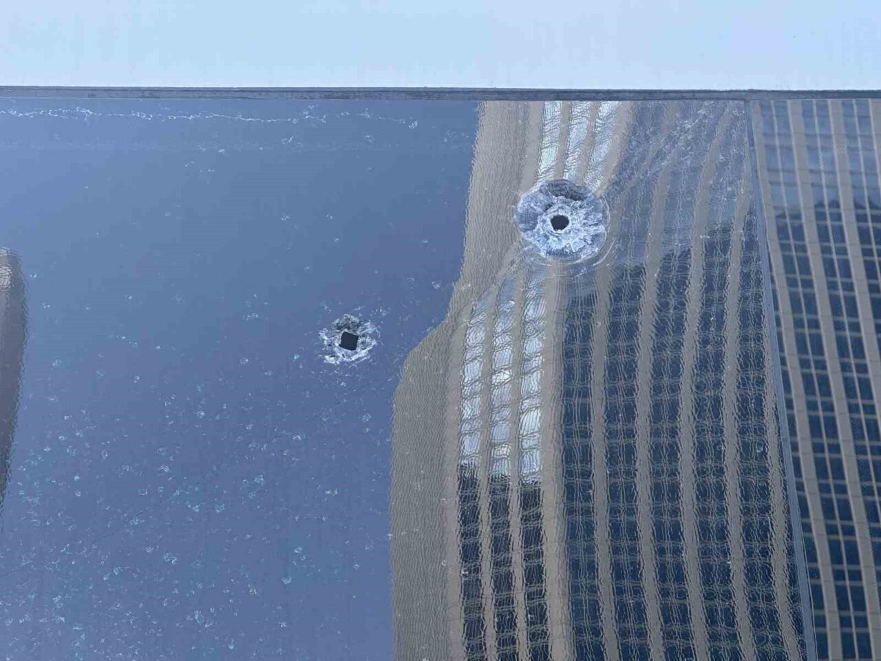 Beşiktaş Levent’te çıkan çatışmada kurşunların isabet ettiği servis araçları görüntülendi.