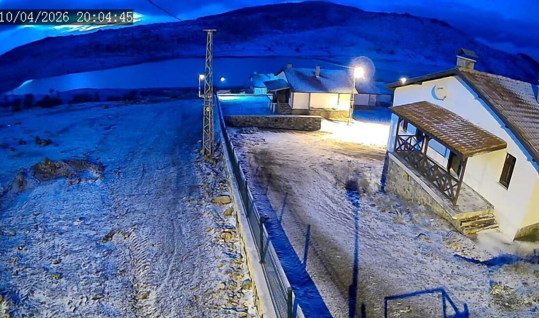 Beypazarı’nın yüksek kesimlerine kar yağışı başladı, bazı bölgelerde yağış sürüyor.