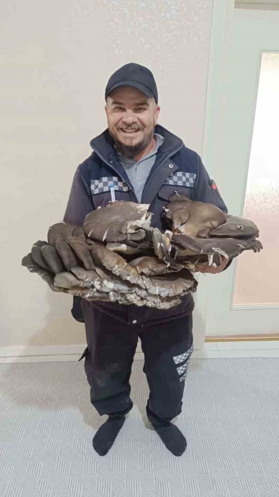 Konya’nın Beyşehir ilçesinde doğada bulunan yaklaşık 10 kiloluk mantar ilgi