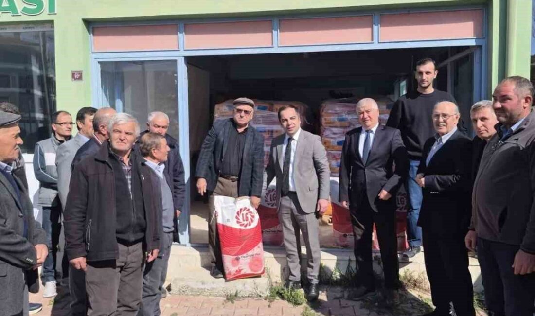 Bilecik’in Yenipazar ilçesinde 240 torba yağlık ayçiçeği tohumu üreticilere dağıtıldı.