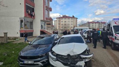 Bingöl’de meydana gelen trafik kazasında iki otomobilin çarpışması sonucu 4