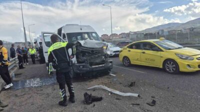 Bingöl’de 3 aracın karıştığı zincirleme trafik kazasında 3 kişi yaralandı.