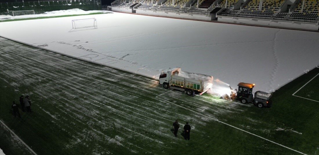 Bitlis’te futbol karşılaşmalarının aksamaması için ekipler statta kar temizleme çalışması