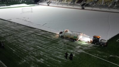 Bitlis’te futbol karşılaşmalarının aksamaması için ekipler statta kar temizleme çalışması