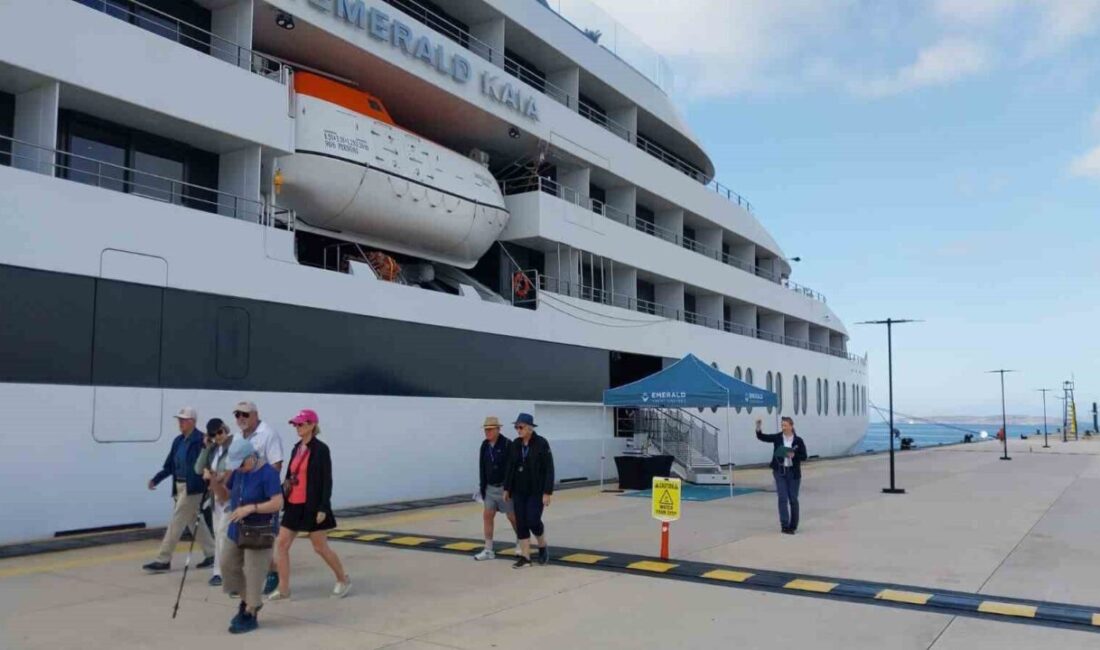 Muğla’nın Bodrum ilçesine “Emerald Kaia” adlı kruvaziyer gemisi 87 yolcusu