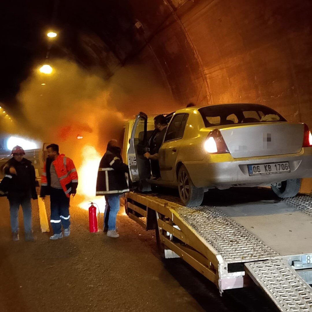 TEM Otoyolu’nun Bolu Dağı Tüneli geçişinde kaput kısmından dumanlar yükselen