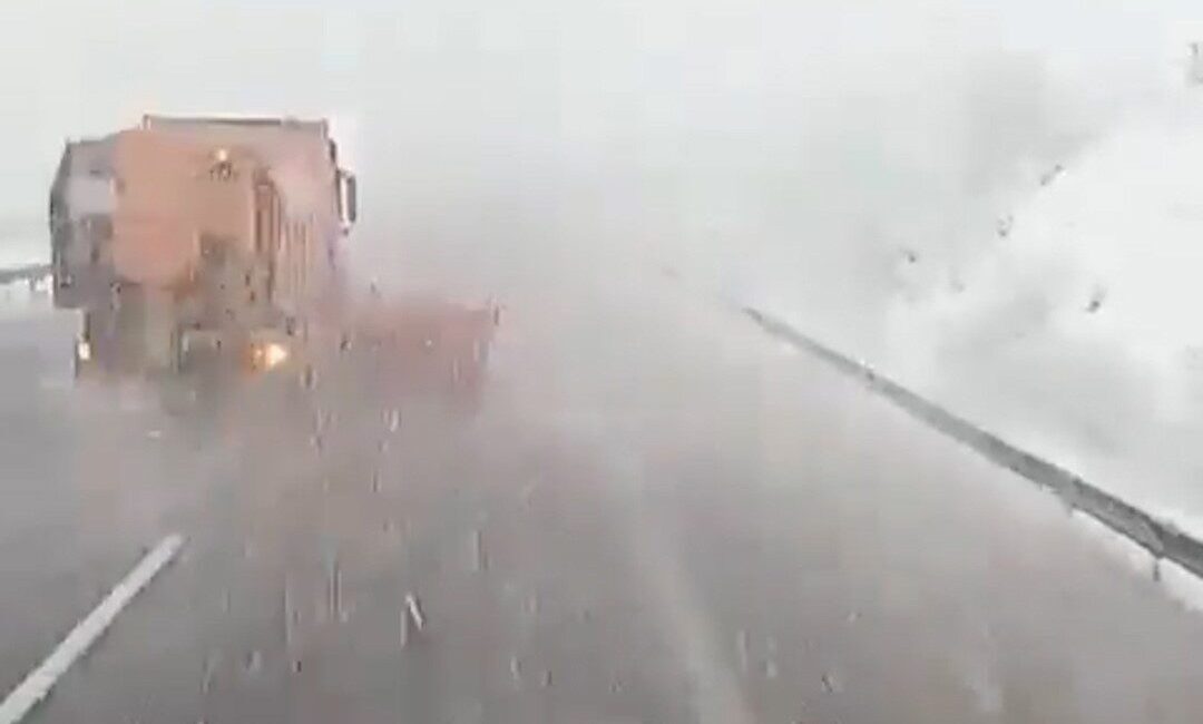 Bolu’nun Dörtdivan ilçesinde akşam saatlerinde etkisini artıran yoğun kar yağışı,