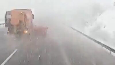 Bolu’nun Dörtdivan ilçesinde akşam saatlerinde etkisini artıran yoğun kar yağışı,