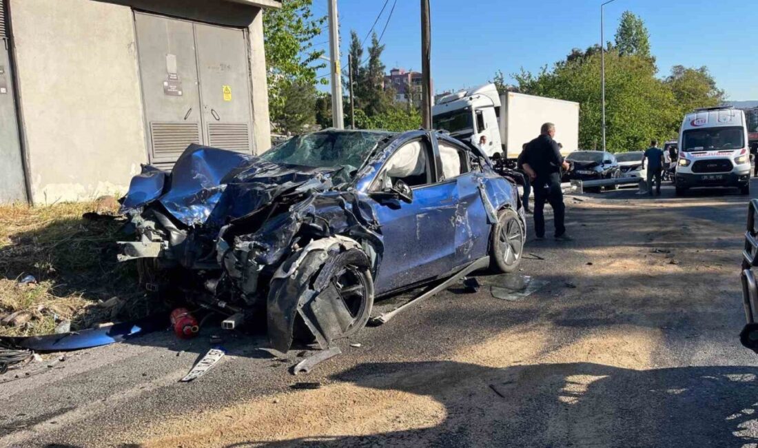 İzmir’in Bornova ilçesinde freni patlayan tırın karşı şeride geçerek aralarında