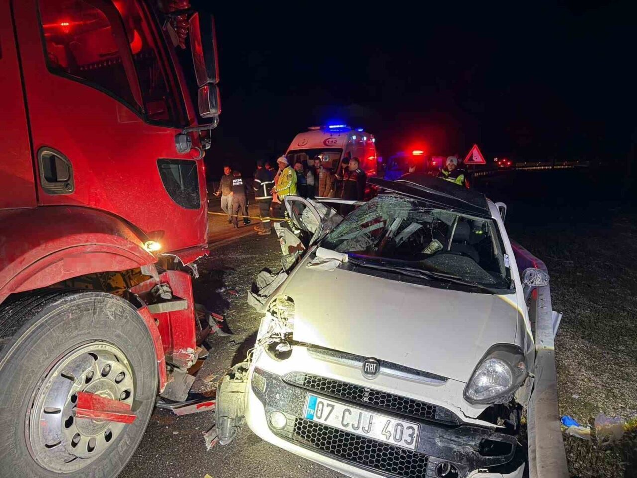 Antalya-Isparta karayolunda kamyon ile otomobili çarpışması sonucu meydana gelen trafik