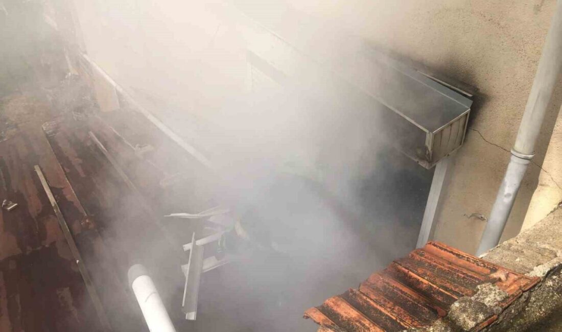 Burdur’un Bucak ilçesinde apartmanda çıkan yangında mahsur kalan 2 yaşlı