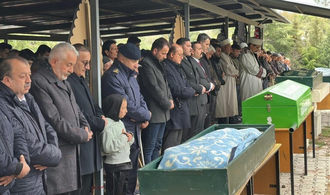 Antalya-Isparta kara yolunda minibüs ile beton mikserinin çarpıştığı kazada hayatını