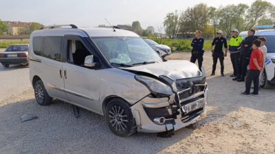 Bursa’nın İnegöl ilçesinde iki hafif ticari aracın çarpıştığı kazada 3