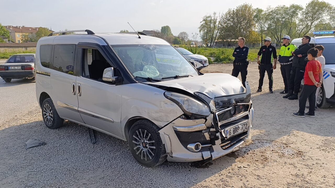 Bursa’nın İnegöl ilçesinde iki hafif ticari aracın çarpıştığı kazada 3