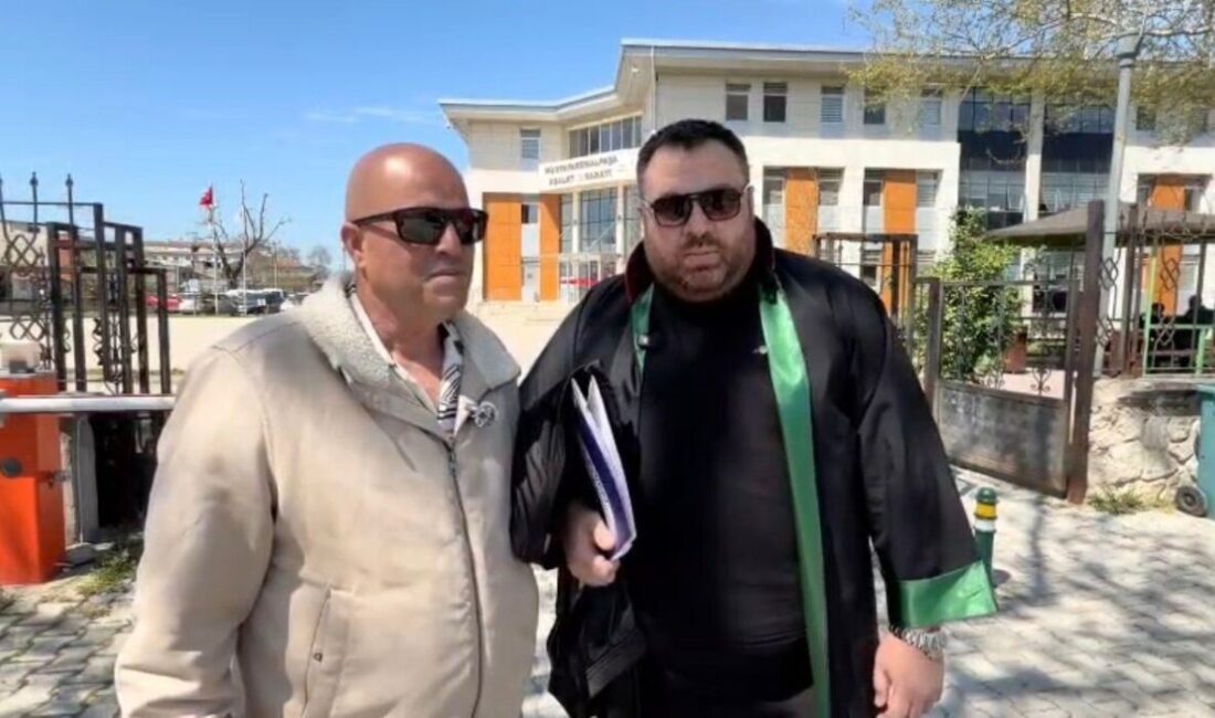 Bursa’nın Mustafakemalpaşa ilçesinde Yamanlı Mahalle Muhtarı Necati Eren, fotoğrafının başka