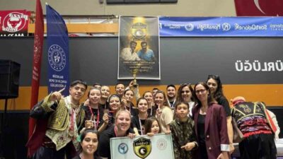 Balıkesir’de, Kurtdereli Kapalı Spor Salonu’nda düzenlenen Halk Oyunları İl Yarışması,