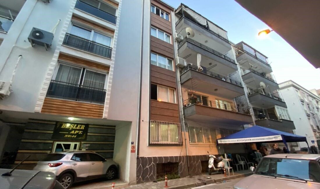 Aydın’ın Efeler ilçesinde 5 katlı apartmanın son katında cam silerken