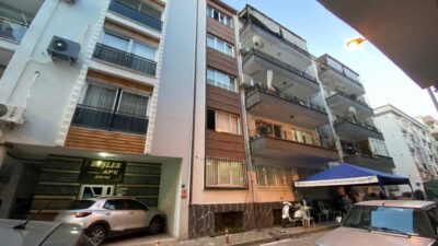Aydın’ın Efeler ilçesinde 5 katlı apartmanın son katında cam silerken