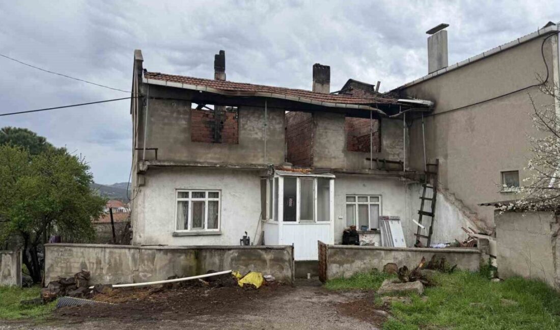 Çanakkale’nin Çan ilçesinde bir evin bacasında çıkan yangın çatıyı küle