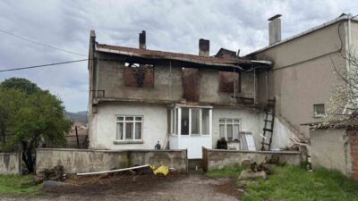 Çanakkale’nin Çan ilçesinde bir evin bacasında çıkan yangın çatıyı küle