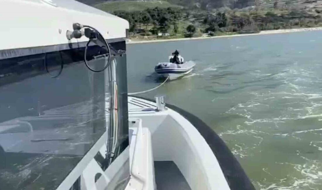 Çanakkale Boğazı’nda motor arızası yaparak sürüklenen lastik bottaki 3 kişi