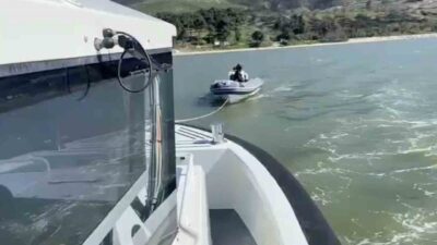 Çanakkale Boğazı’nda motor arızası yaparak sürüklenen lastik bottaki 3 kişi