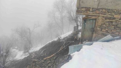 Van’ın Çatak ilçesinde meydana gelen toprak kayması sonucu 2 katlı