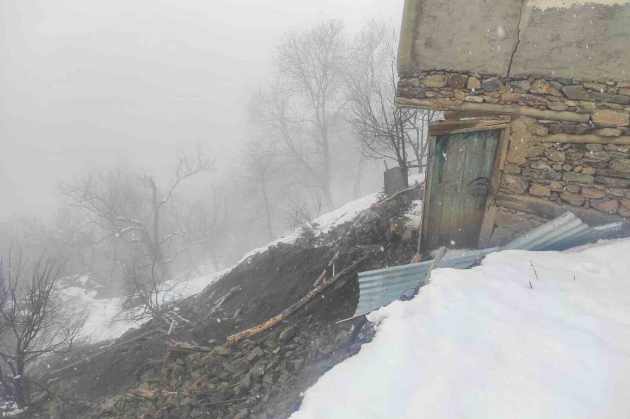 Van’ın Çatak ilçesinde meydana gelen toprak kayması sonucu 2 katlı