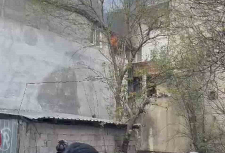Bursa’nın Osmangazi ilçesi’nde bir evin çatı katında çıkan yangın, mahallede