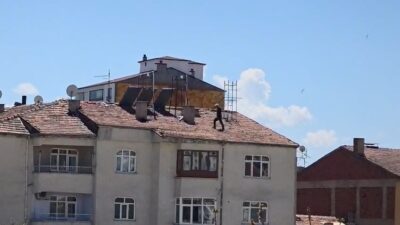 Elazığ’da bir vatandaş, hiçbir güvenlik önlemi almadan çatıda çalışma yaptı.