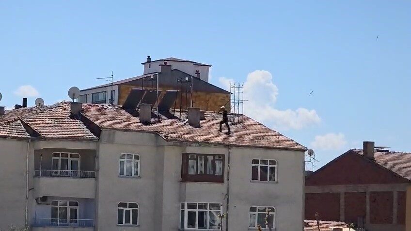 Elazığ’da bir vatandaş, hiçbir güvenlik önlemi almadan çatıda çalışma yaptı.