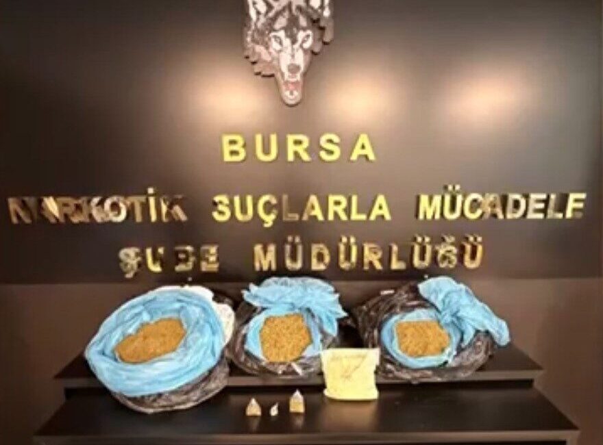 Bursa’da narkotik polisi, bir çekicinin gizli bölmelerine zulalanmış yaklaşık 17