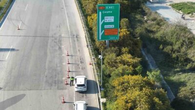 Çeşme gişelerinde otoyol jandarma ekipleri tarafından dron destekli trafik denetimi
