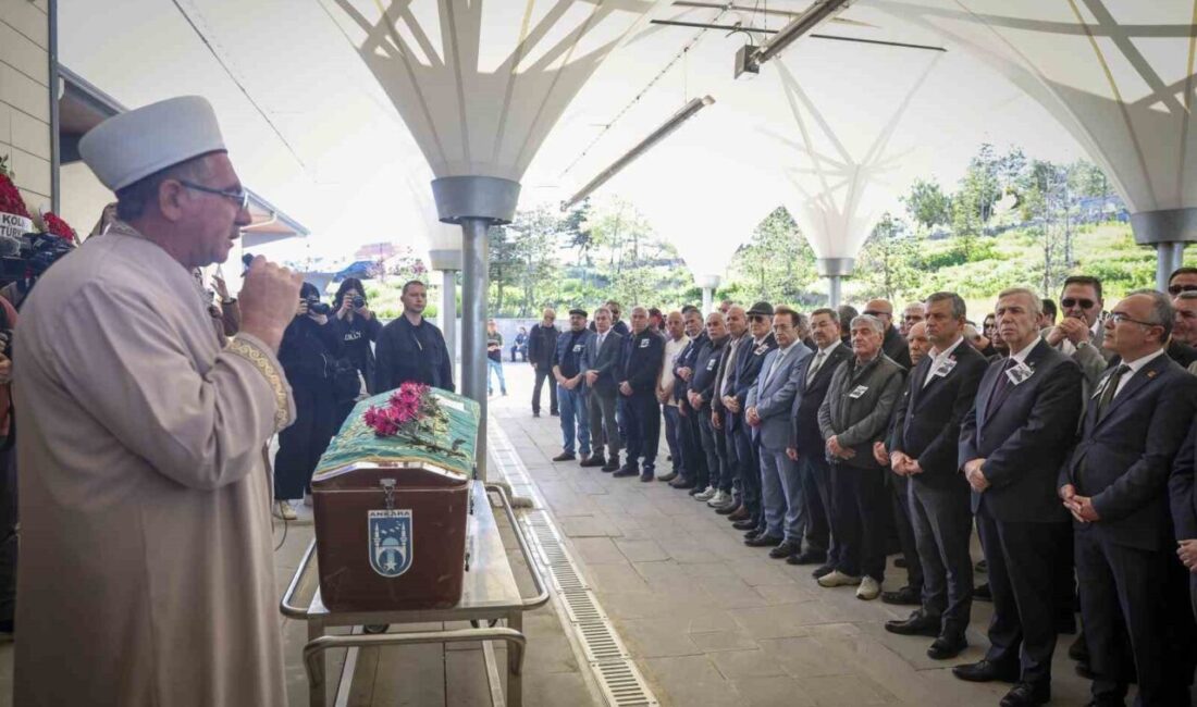 Cumhuriyet Halk Partisi (CHP) Genel Başkanı Özgür Özel, gazeteci ve