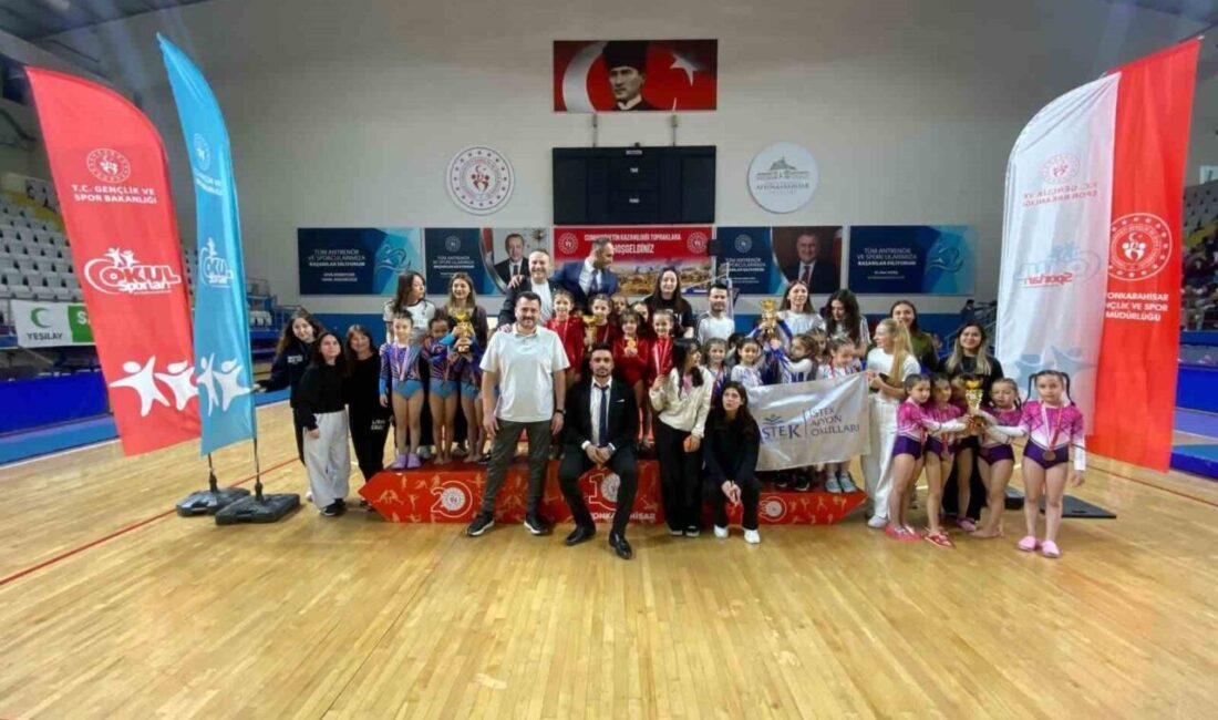 Afyonkarahisar’da Prof. Dr. Veysel Eroğlu Spor Salonu’nda düzenlenen Okul Sporları