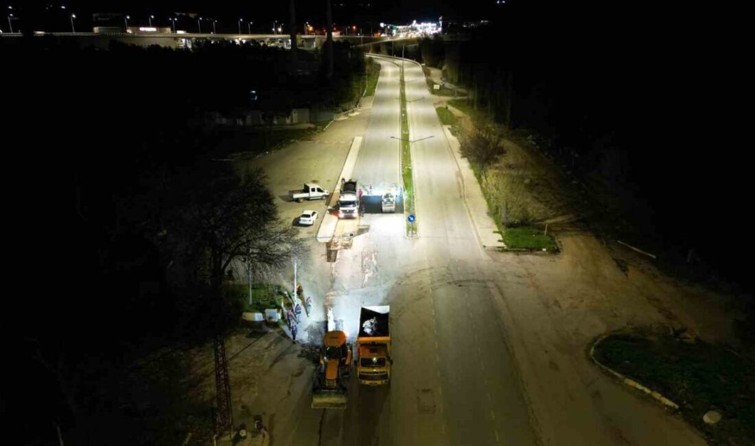 Çorum Belediyesi tarafından gece boyunca yürütülen yol bakım ve onarım