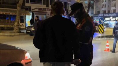 Çorum’da polis ekipleri tarafından gerçekleştirilen “huzur uygulaması” kapsamında çok sayıda