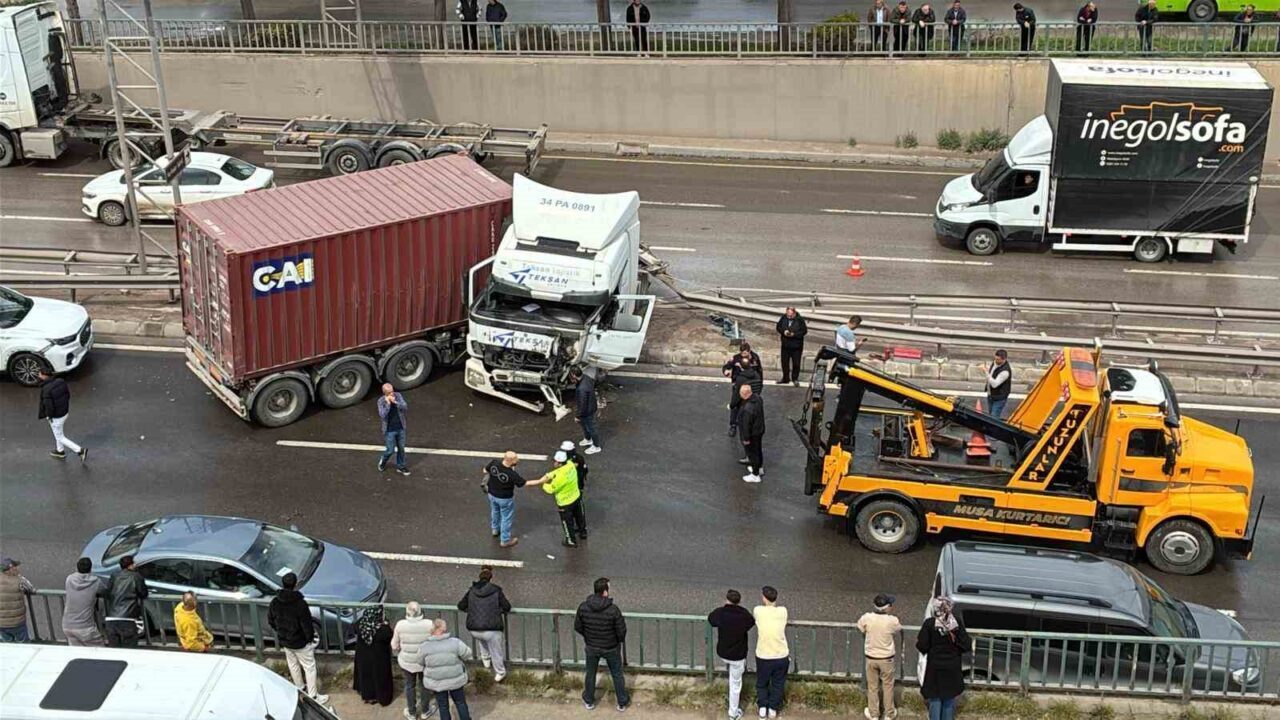 Kocaeli’nin Derince ilçesinde kontrolden çıkarak makaslayan tır, bariyerleri aşıp karşı