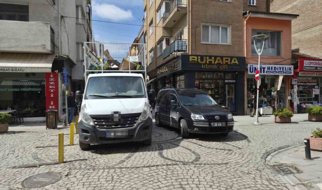Eskişehir’de hatalı park edilen bir kamyonet sebebiyle araçlar daralan yolda
