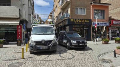 Eskişehir’de hatalı park edilen bir kamyonet sebebiyle araçlar daralan yolda