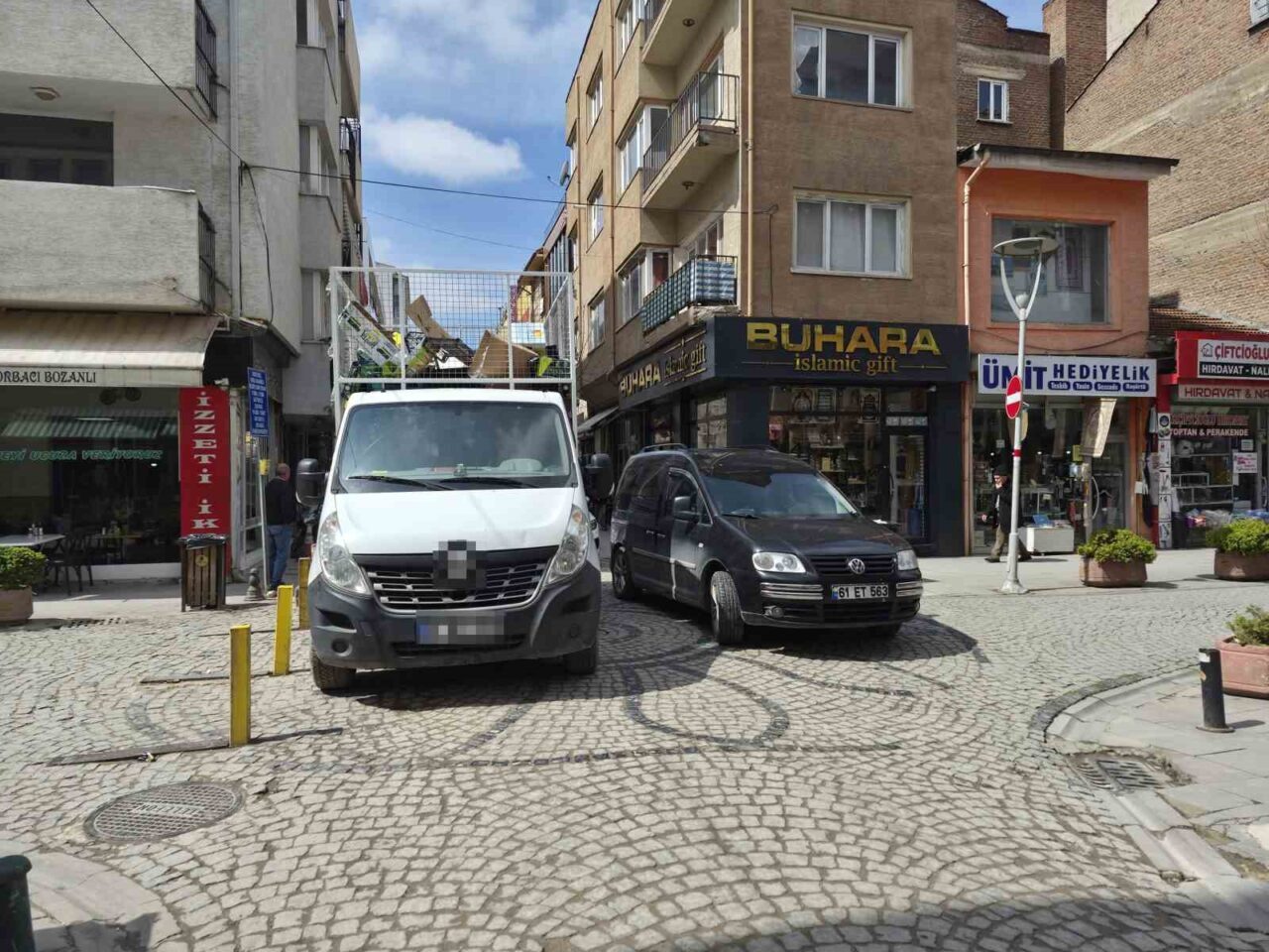 Eskişehir’de hatalı park edilen bir kamyonet sebebiyle araçlar daralan yolda