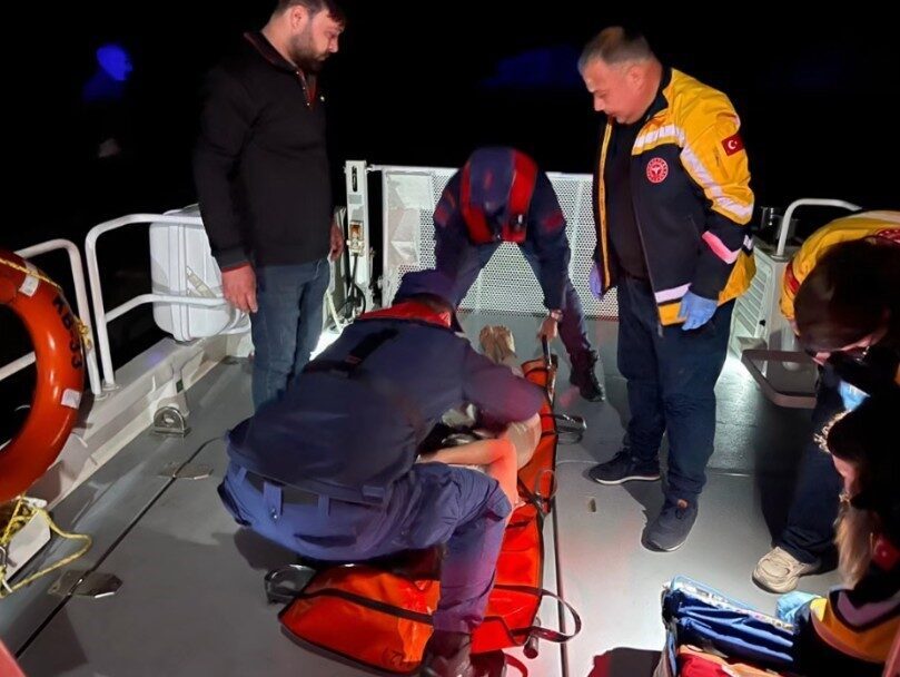 Antalya’nın Demre ilçesi Kaleköy mevkiinde rahatsızlanan bir kişi, sahil güvenlik