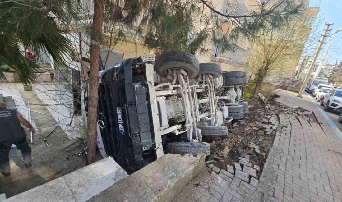 Şanlıurfa’da beton mikserinin devrilmesi sonucu meydana gelen kazada sürücü yaralandı.