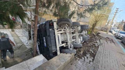 Şanlıurfa’da beton mikserinin devrilmesi sonucu meydana gelen kazada sürücü yaralandı.