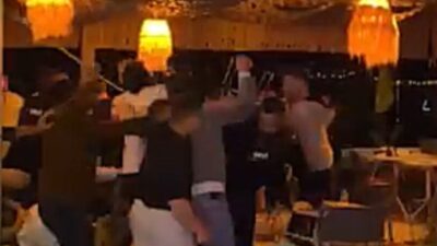 İzmir’in Dikili ilçesinde bir kafede çıkan tartışma sonrası yaşanan kavgada,